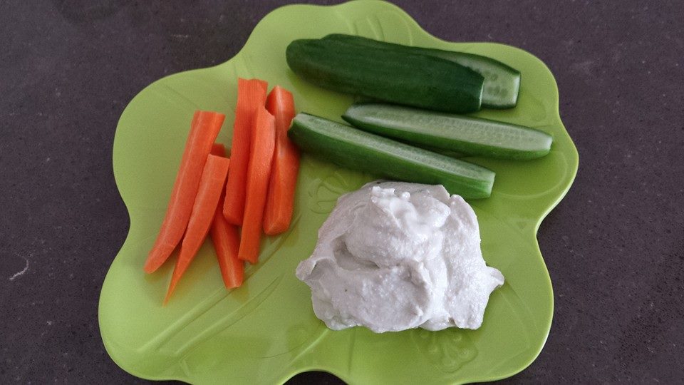 Avocado Cottage Cheese Dip with Vegetables